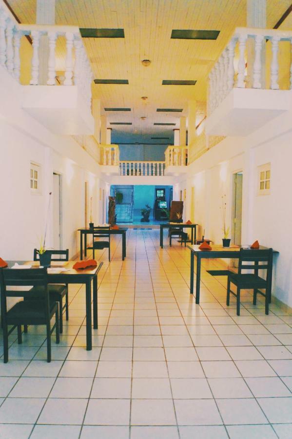 Oasis Skybeach Hostel - ネゴンボ エクステリア 写真